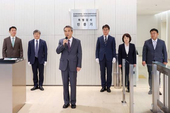 김건희 특검팀이 2023년 순방 당시 '외유성 일정' 의혹도 수사에 나선 것으로 파악됐다. 사진은 지난 2일 김건희 특검팀의 현판식. 왼쪽부터 박상진 특검보, 문홍주 특검보, 민중기 특검, 김형근 특검보, 오정희 특검보, 홍지항 지원단장. 〈사진=연합뉴스〉