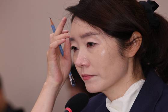 강선우 여성가족부 장관 후보자가 지난 14일 국회 여성가족위원회에서 열린 인사청문회에서 발달장애 자녀에 대한 질문을 받고 있다. 〈사진=연합뉴스〉