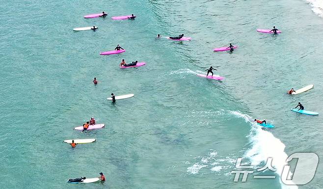 강원 양양군 현남면 인구 해수욕장을 찾은 시민들이 서핑을 즐기고 있다. (뉴스1 DB) ⓒ News1 김진환 기자