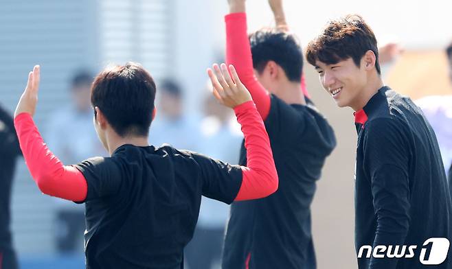 축구 대표팀 출신 수비수 김지수(맨 오른쪽)./뉴스1 ⓒ News1 김성진 기자