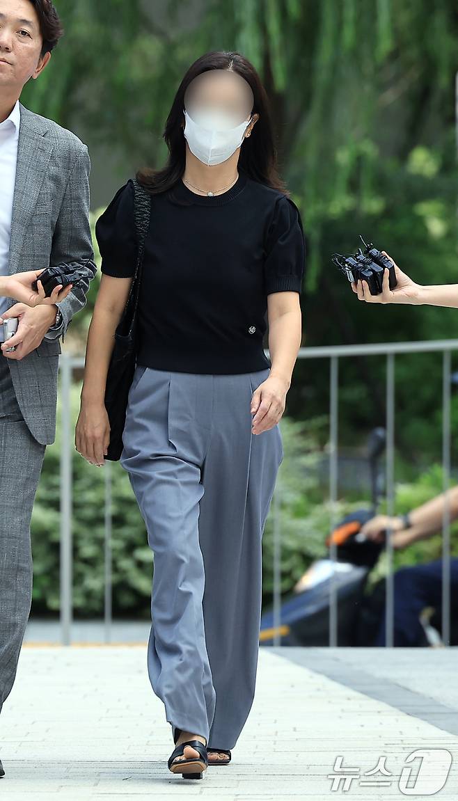 '김건희 집사' 김예성 씨의 아내 정 모 씨가 23일 서울 종로구 김건희 특검팀(특별검사 민중기)으로 소환 조사에 출석하고 있다. 2025.7.23/뉴스1 ⓒ News1 박정호 기자