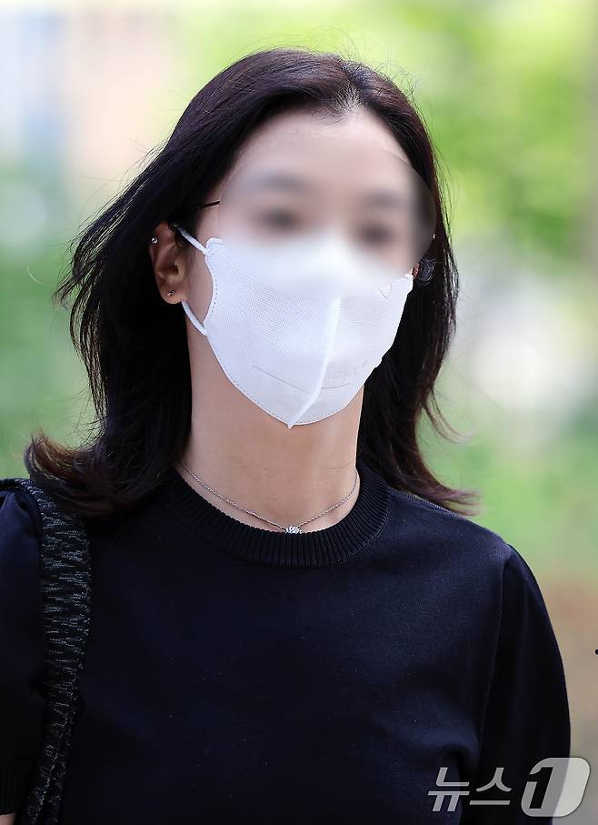 '김건희 집사' 김예성 씨의 아내 정 모 씨가 23일 서울 종로구 김건희 특검팀(특별검사 민중기)으로 소환 조사에 출석하고 있다. 2025.7.23/뉴스1 ⓒ News1 박정호 기자