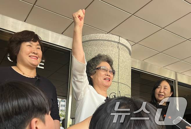 61년 전 자신을 성폭행하려던 남성의 혀를 깨물어 중상해 혐의 유죄 판결을 받았던 최말자 씨(78)가 23일 부산 연제구 부산지방법원에서 열린 재심 첫 공판을 마치고 청사를 나서며 취재진 질문에 답하고 있다. 2025.7.23/뉴스1 ⓒ News1 장광일 기자