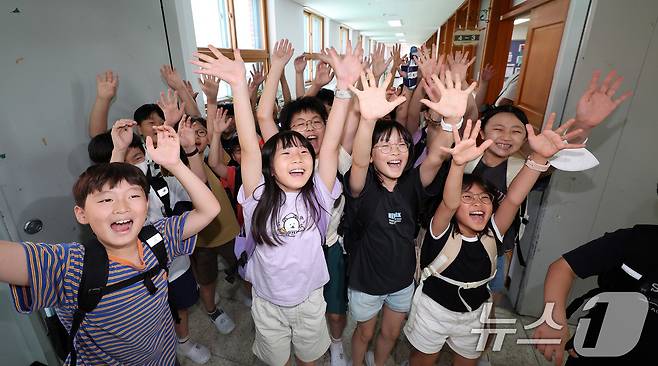23일 서울 동작구 삼일초등학교에서 여름 방학식을 마친 학생들이 환한 얼굴로 하교를 하고 있다. 2025.7.23/뉴스1 ⓒ News1 박지혜 기자