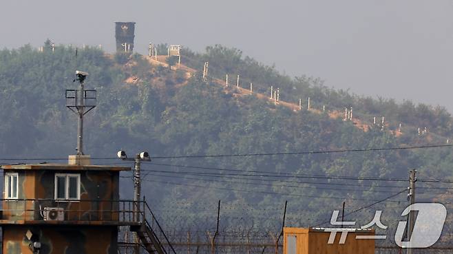 북한의 경의선·동해선 남북 연결도로 폭파로 남북 관계가 완전한 단절 국면으로 치닫고 있는 16일 경기도 파주시 접경지역에서 바라본 북한군 초소 주위로 몇 달전 진행해 완성된 철책이 보이고 있다. 2024.10.16/뉴스1 ⓒ News1 박정호 기자