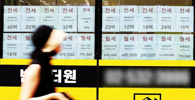 전·월세 안내문이 붙여져 있는  서울의 한 공인중개업소./뉴스1 ⓒ News1 황기선 기자