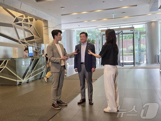 이찬희 삼성 준법감시위원회 위원장이 23일 제3기 준감위 정례회의 전 기자들의 질문에 답변하고 있다. 2025.7.23/뉴스1 ⓒ News1 박주평 기자