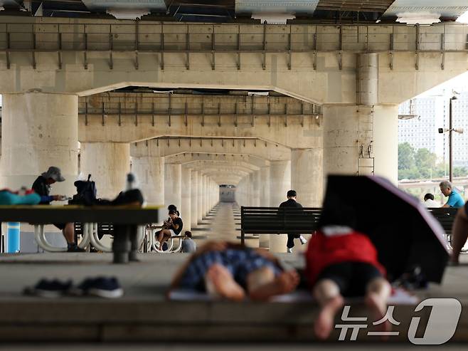 전국 대부분 지역에 폭염특보가 발효중인 23일 서울 영등포구 여의도 한강공원에서 시민들이 그늘 아래서 더위를 식히고 있다. 2025.7.23/뉴스1 ⓒ News1 황기선 기자