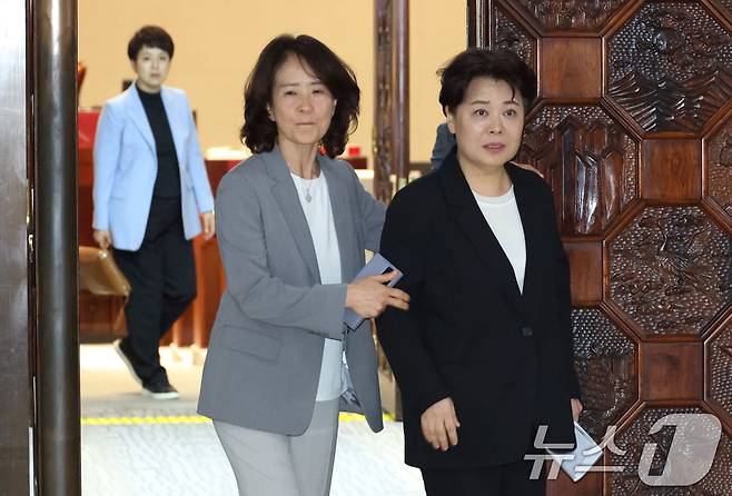 윤희숙 국민의힘 혁신위원장이 23일 오후 서울 여의도 국회에서 열린 의원총회를 마치고 이동하고 있다. 2025.7.23/뉴스1 ⓒ News1 이광호 기자