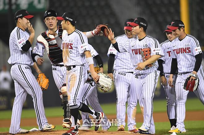 LG 선수들이 8일 잠실구장에서 열린 2025 KBO리그 키움과의 경기에서 4-3으로 승리한 뒤 하이파이브를 나누고 있다. 잠실 | 박진업 기자 upandup@sportsseoul.com