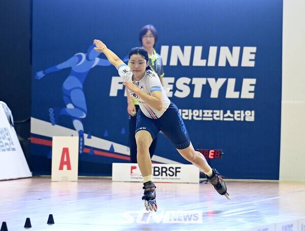 대한민국 황정원이 23일 제천 어울림체육관에서 치러진 '제20회 아시아 롤러스케이팅 선수권대회' 인라인 프리스타일 여자 주니어 스피드 슬라럼 종목에서 경기에 임하고 있다. /사진(제천)=김종원 기자