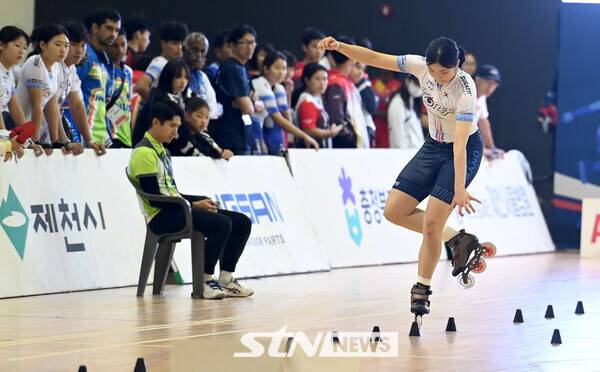 23일 오전&nbsp;충북 제천시에 위치한 어울림체육관에서 '제20회 아시아 롤러스케이팅 선수권대회' 인라인 프리스타일 여자 주니어 스피드 슬라럼 황정원이 경기를 펼치고 있다. /사진(제천)=김종원 기자
