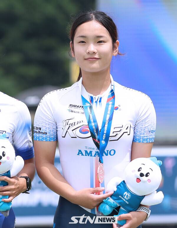 22일 제천롤러스포츠경기장서 치러진 '제20회 아시아 롤러스케이팅 선수권대회' 스피드 트랙 여자 스피드 듀얼 타임트라이얼(DTT) 주니어 200m에서 동메달을 획득한 권소희(경북길주중)가 시상대에서 포즈를 취하고 있다. /사진(제천)=강명호 기자