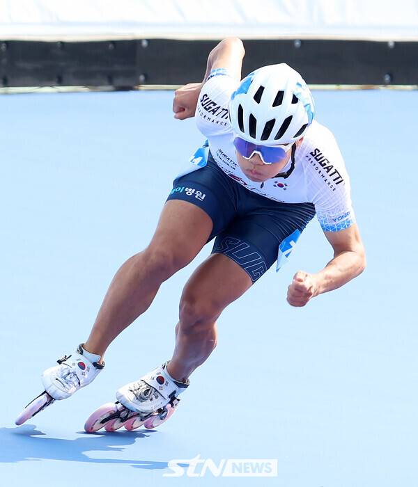 23일 오전 충북 제천시에 위치한 어울림체육관에서 '제20회 아시아 롤러스케이팅 선수권대회' 스피드 트랙 남자 주니어 듀얼 타임 트라이얼(DTT) 200m에 출전한 김지찬이​​​​​​​ 레이스를 펼치고 있다. /사진(제천)=강명호 기자