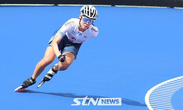 23일 오전 충북 제천시에 위치한 어울림체육관에서 '제20회 아시아 롤러스케이팅 선수권대회' 스피드 트랙 여자 듀얼 타임 트라이얼(DTT) 200m에 출전한 신소영이 레이스를 펼치고 있다. /사진(제천)=강명호 기자