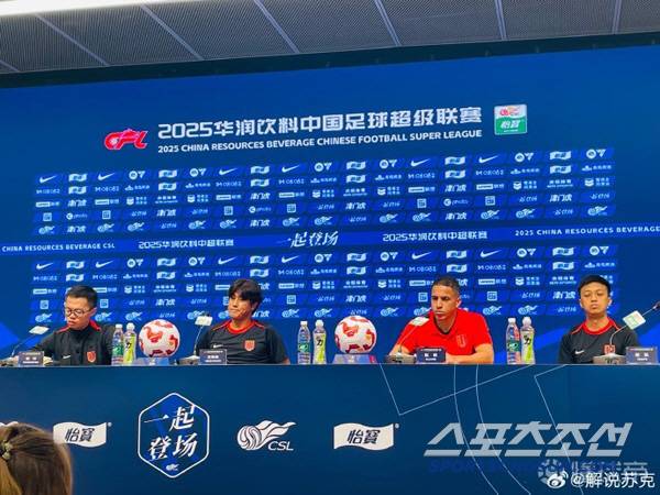 17일 텐진전 기자회견에 참석한 서정원 감독과 호물로.