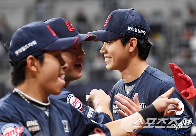 6회 1사 만루 위기를 막은 뒤 웃으며 이닝을 마친 홍민기.