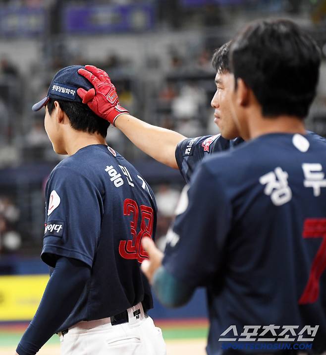 올 시즌 포텐을 터뜨리며 필승조로 성장한 홍민기가 기특한 주장 전준우. 고척=박재만 기자 pjm@sportschosun.com
