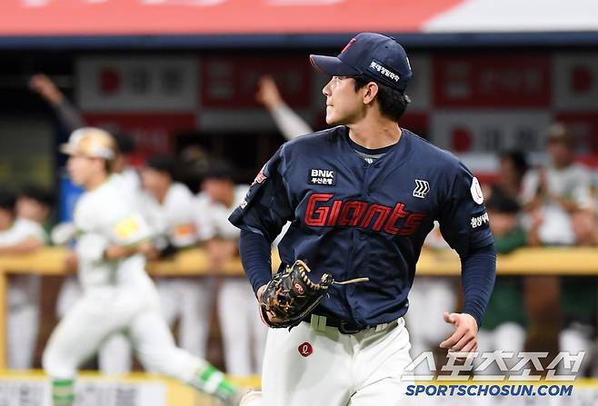 7회 세 타자 연속 안타로 역전을 허용한 홍민기.