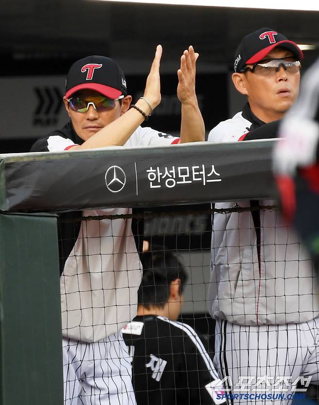 2일 부산 사직구장에서 열린 롯데 자이언츠와 LG 트윈스의 경기. LG 염경엽 감독이 경기를 지켜보고 있다. 부산=박재만 기자 pjm@sportschosun.com/2025.07.02/