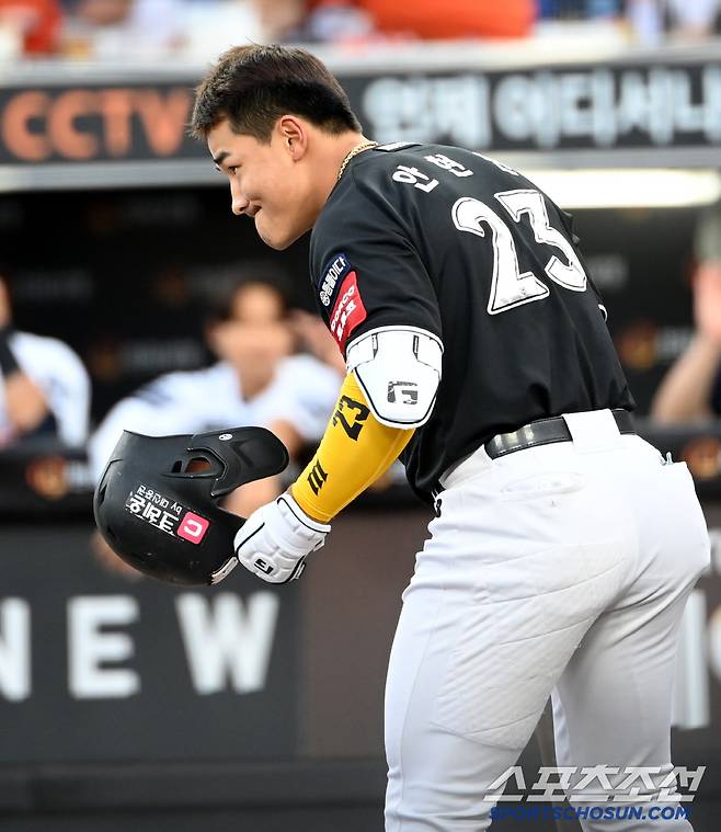 5일 대전 한화생명볼파크에서 열린 KT와 한화의 경기, 1회초 KT 안현민이 타석에 들어서다 한화 류현진에게 인사를 하고 있다. 대전=허상욱 기자wook@sportschosun.com/2025.06.05/