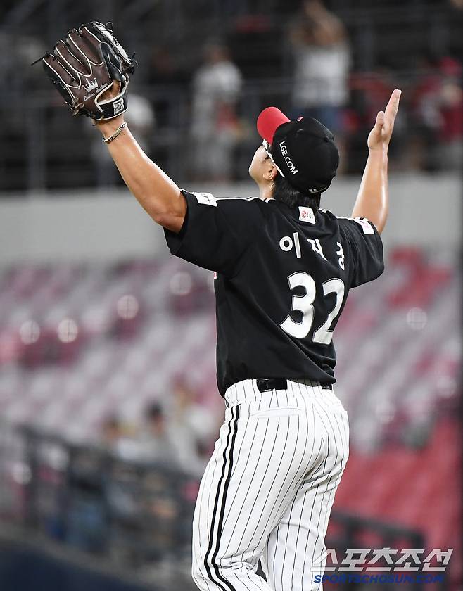 22일 광주 기아 챔피언스필드에서 열린 LG-KIA전. LG가 9대7의 극적인 역전승을 거뒀다. 9회말 마무리로 등판한 이지강이 환호하고 있다. 광주=정재근 기자 cjg@sportschosun.com/2025.7.22/