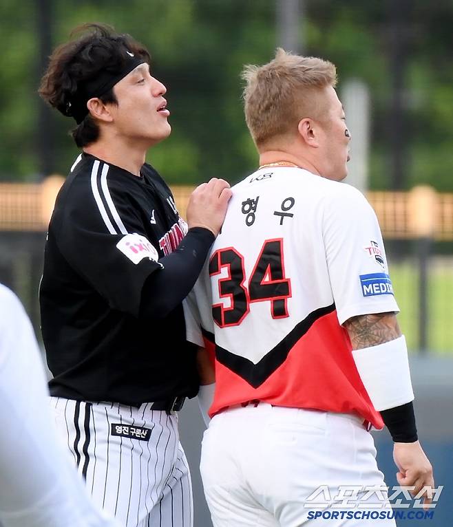 '고급진' 은색 빛이 감도는 최형우의 머리색을 박동원이 유심히 살펴보고 있다.