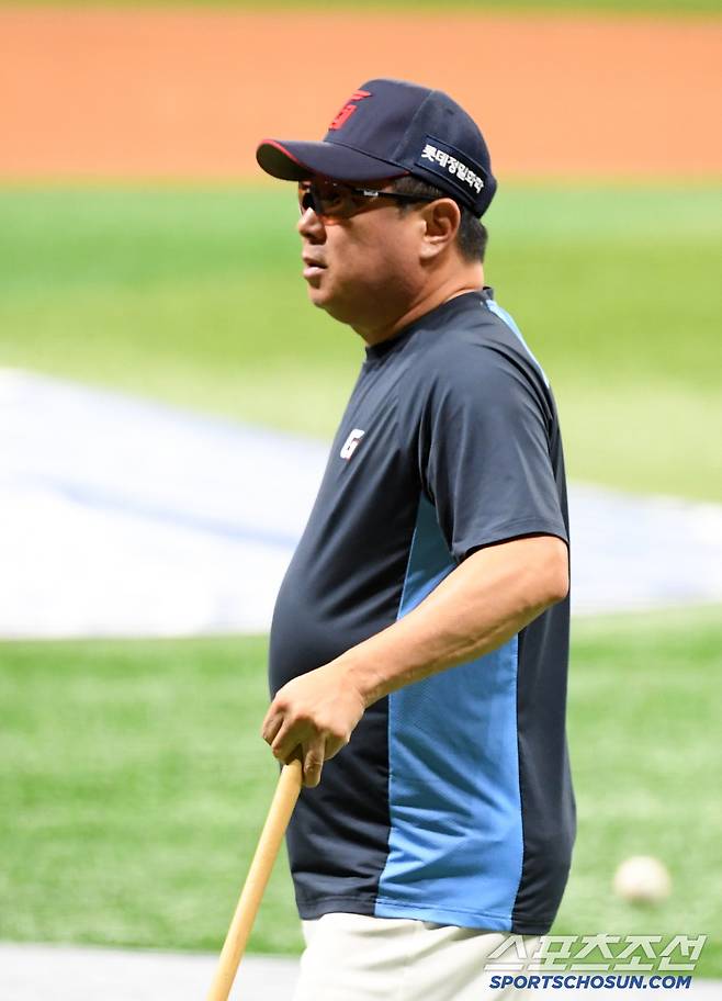 22일 서울 고척스카이돔에서 열린 키움 히어로즈와 롯데 자이언츠의 경기. 롯데 김태형 감독이 훈련을 지켜보고 있다. 고척=박재만 기자 pjm@sportschosun.com/2025.07.22/