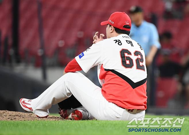 22일 광주 기아 챔피언스필드에서 열린 LG-KIA전. 9회초 등판했지만 동점을 허용한 정해영이 후속타를 피하며 주저앉아 있다. 광주=정재근 기자 cjg@sportschosun.com/2025.7.22/