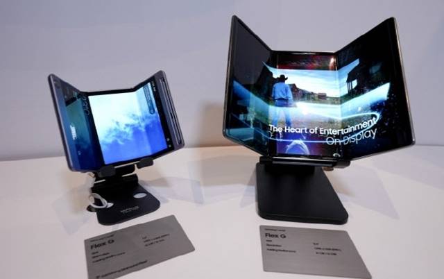 23일 업계에 따르면 삼성전자가 올해 안에 두 번 접는 '트리폴드폰'을 출시한다. 사진은 'MWC 2025'에서 삼성디스플레이가 공개한 '플렉스G' 시제품. /삼성디스플레이