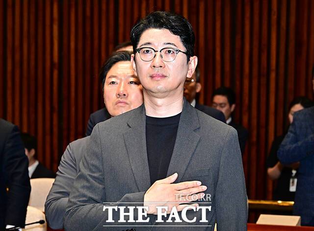 당대표 선거 출마를 선언한 주진우 국민의힘 의원이 23일 오전 서울 여의도 국회에서 열린 의원총회에 참석해 국기에 대한 경례를 하고 있다. /국회=배정한 기자