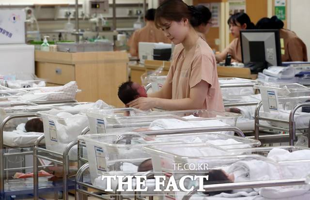 523일 통계청이 발표한 '2025년 5월 인구동향'에 따르면 5월 출생아수는 2만309명으로 전년 동월 대비 3.8% 증가했다. /뉴시스