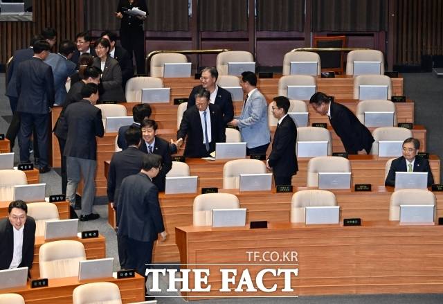 교육부는 23일 "국회 본회의에서 제정법률안인 사립대학 구조개선법(사립대 구조개선법)과 '유아교육지원특별회계법' 등 5건의 일부개정법률안이 의결됐다"고 밝혔다. 사진은 이재명 정부 첫 국무위원들이이날 오후 서울 여의도 국회에서 열린 제427회 국회(임시회) 제2차 본회의에 참석해 의원들과 인사하는 모습./국회=배정한 기자