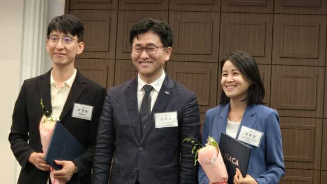 국내 부문 올해의 활동가상을 받은 유효정 ISACA(맨 오른쪽) 이사와 여창환 ISACA 간사(맨 왼쪽)이 상을 받고 있다.