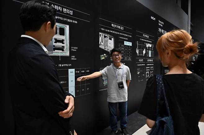 22일 경기 광명에서 열린 '더 기아 PV5 테크 데이'에서 연구진이 설명하고 있다. 기아