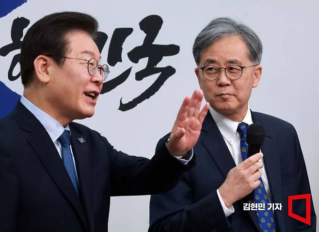 김현종 신임 외교안보보좌관이 지난 2월 7일 국회에서 열린 더불어민주당 최고위원회의에 앞서 열린 임명식에서 이재명 대표롤 바라보고 있다. 사진=김현민 기자