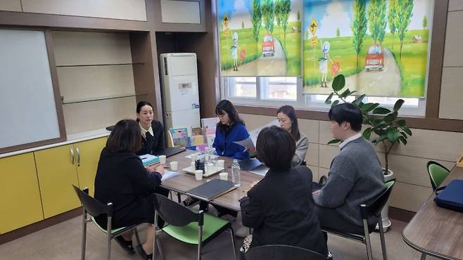 생명사랑센터에서 전문의가 학생들을 상대로 컨설팅을 하고 있다.