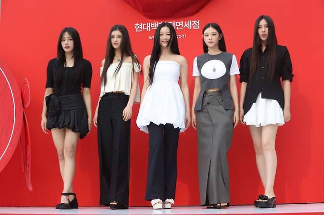 그룹 뉴진스(NJZ)가 중구 현대백화점 면세점 동대문점에서 포즈를 취하고 있다. 연합뉴스