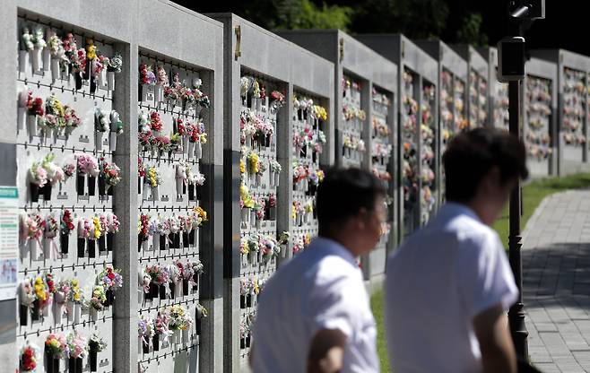 With cremation replacing traditional funeral practice, and the number of deaths increasing due to an aging population, columbariums nationwide are reaching full capacity. The outdoor wall-mounted enshrinement facility at Suwon City Yeonhwa Funeral Hall in Yeongtong, Suwon, Gyeonggido, is nearly maxed out./ Go Un-ho
