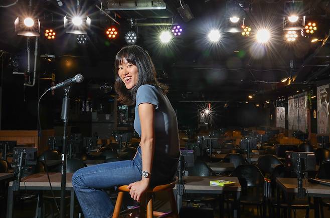 21일 오후 서울 종로구 서울코미디클럽에서 만난 스탠드업 코미디언 원소윤. 그는 첫 장편소설 '꽤 낙천적인 아이'를 썼다./장련성 기자