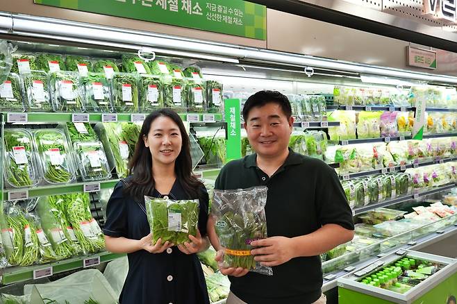 지난 17일 서울시 송파구 롯데마트 제타플렉스 잠실점 채소코너에서 직접 기획한 상품을 소개하는 롯데마트·슈퍼 채소팀 소속 김시은(왼쪽) MD, 홍윤희 MD. /롯데마트 제공