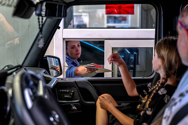 북마케도니아 경찰관이 2025년 7월 4일 북마케도니아 공화국 쿠마노보 인근 타바노브체 국경 검문소에서 운전자 여권을 확인하고 있다. /연합뉴스