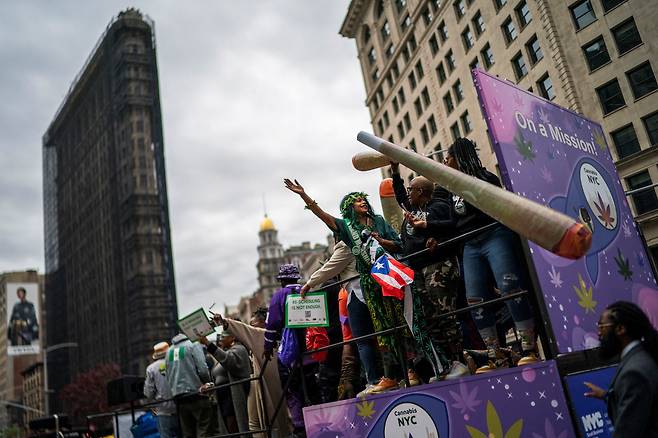 2024년 5월 미국 뉴욕 맨해튼에서 열린 NYC 대마초 퍼레이드에 사람들이 참여하고 있다. /연합뉴스