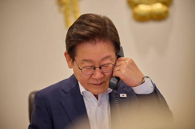 이재명 대통령이 23일 서울 용산 대통령실 청사 집무실에서 카슴 조마르트 토카예프 카자흐스탄 대통령과 전화 통화하고 있다. /대통령실
