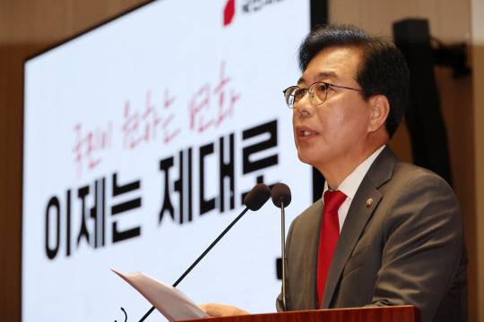 국민의힘 송언석 비상대책위원장 겸 원내대표가 23일 서울 여의도 국회에서 열린 의원총회에서 발언하고 있다. 연합뉴스