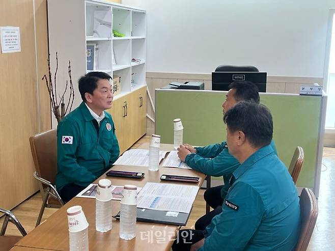 안철수 국민의힘 의원이 22일 충남 예산군 수해 복구 현장에서 최재구 예산군수를 만나 복구 작업을 위한 현 체계를 점검하고 수해 복구 상황 현황을 청취하고 있다. ⓒ데일리안 김수현 기자
