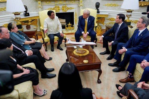 도널드 트럼프(뒷줄 가운데 오른쪽) 미국 대통령이 22일(현지시간) 미 워싱턴DC 백악관에서 페르디난드 마르코스(뒷줄 가운데 왼쪽) 필리핀 대통령과 정상회담을 하고 있다. ⓒ 로이터/연합뉴스