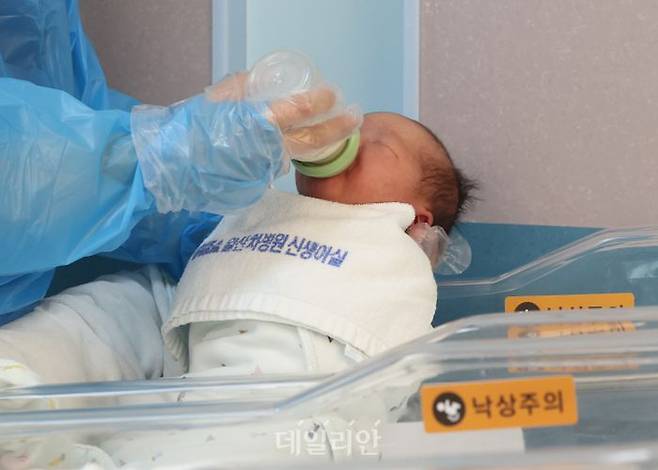 경기도 고양시 CHA의과학대학교 일산차병원 신생아실에서 간호사가 신생아들을 돌보고 있다.ⓒ뉴시스