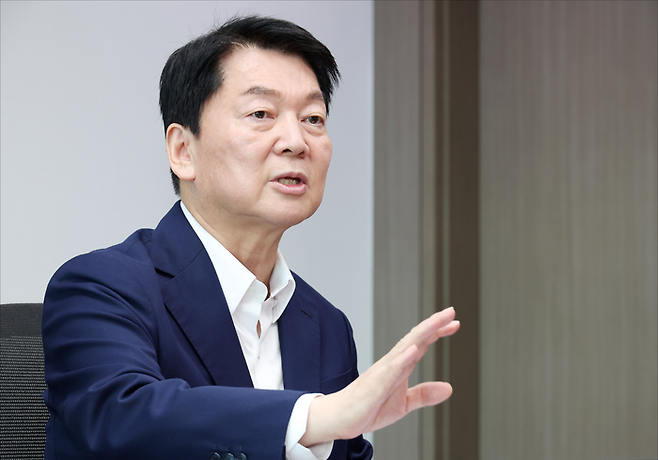 국민의힘 당대표 출마를 선언한 안철수 국민의힘 의원이 21일 오후 의원회관에서 데일리안과 인터뷰를 하고 있다. ⓒ데일리안 홍금표 기자