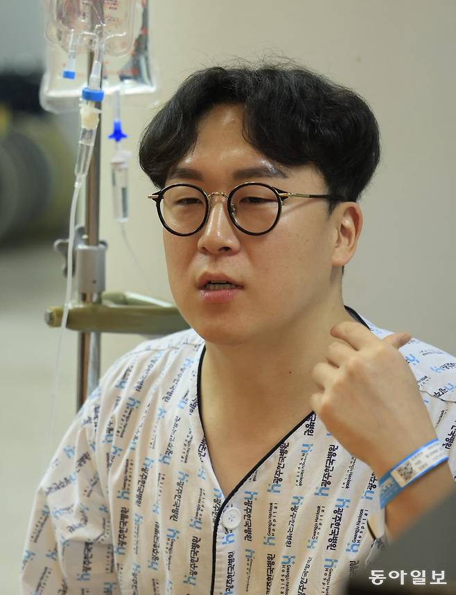 18일 광주 서구 한 병원에 입원해 치료받고 있던 황대하 소방교가 20대 여성을 첨단대교에서 구조하던 상황에 대해 말하고 있다. 박영철 기자 skyblue@donga.com